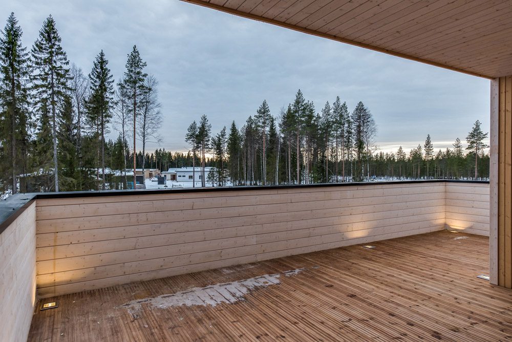 Muuttovalmis omakotitalo Oulu: Aurinkoiselta parvekkeelta avautuu näkymä yli kattojen.