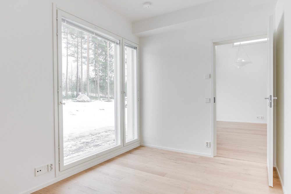 Muuttovalmis omakotitalo Oulu: Alakerran makuuhuoneen isoista ikkunoista avautuu näkymä takapihalle.