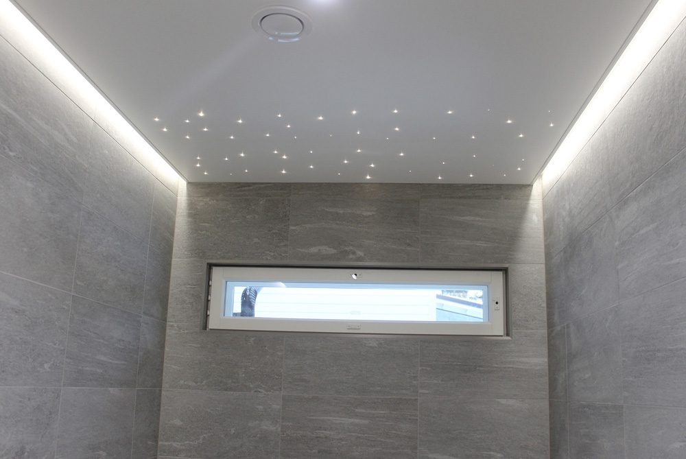 Kylpyhuoneen valaisevat led-nauhat ja “tähtitaivasta”