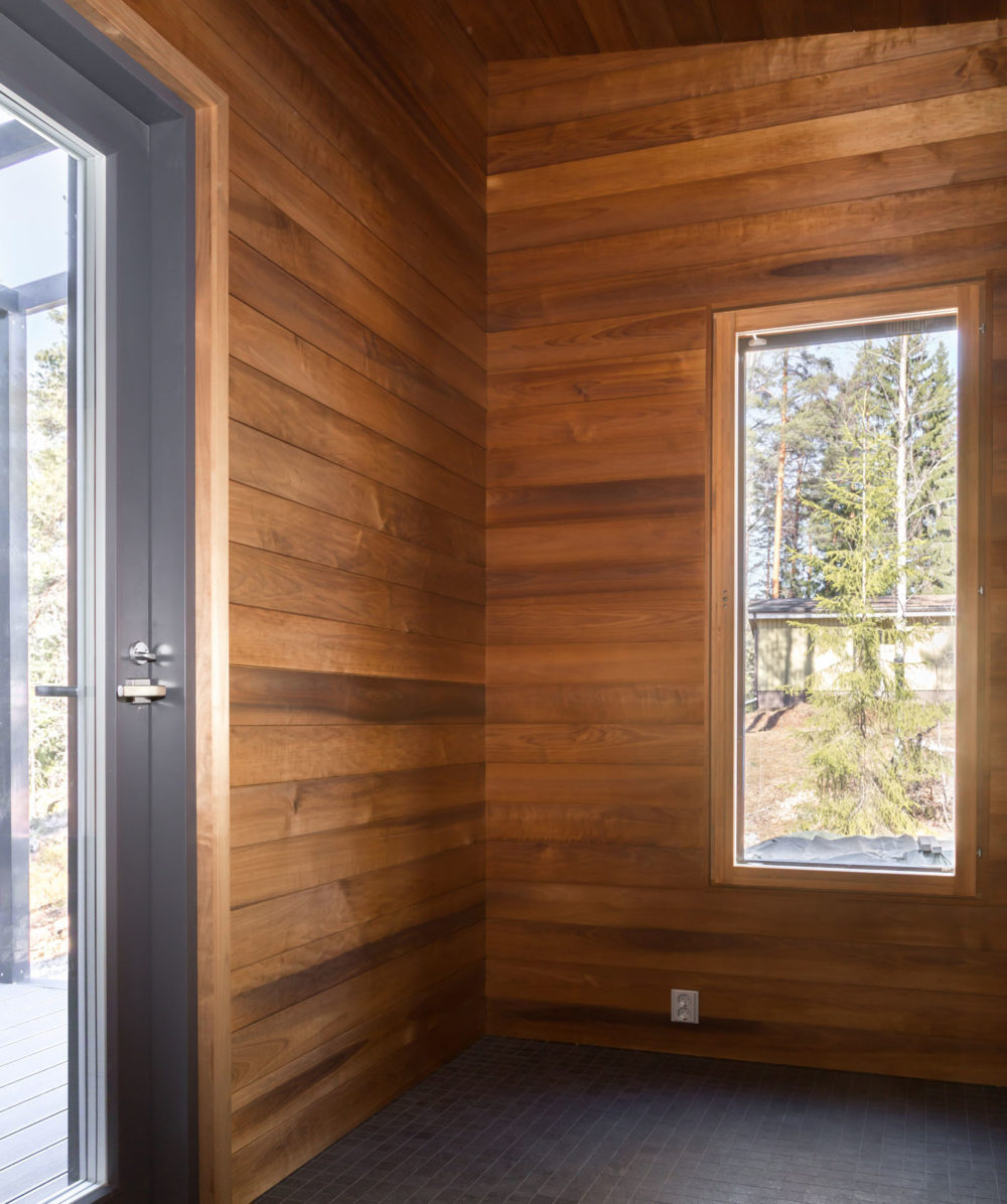Pukuhuoneen tummat paneeliseinät luovat aitoa suomalaista saunatunnelmaa.