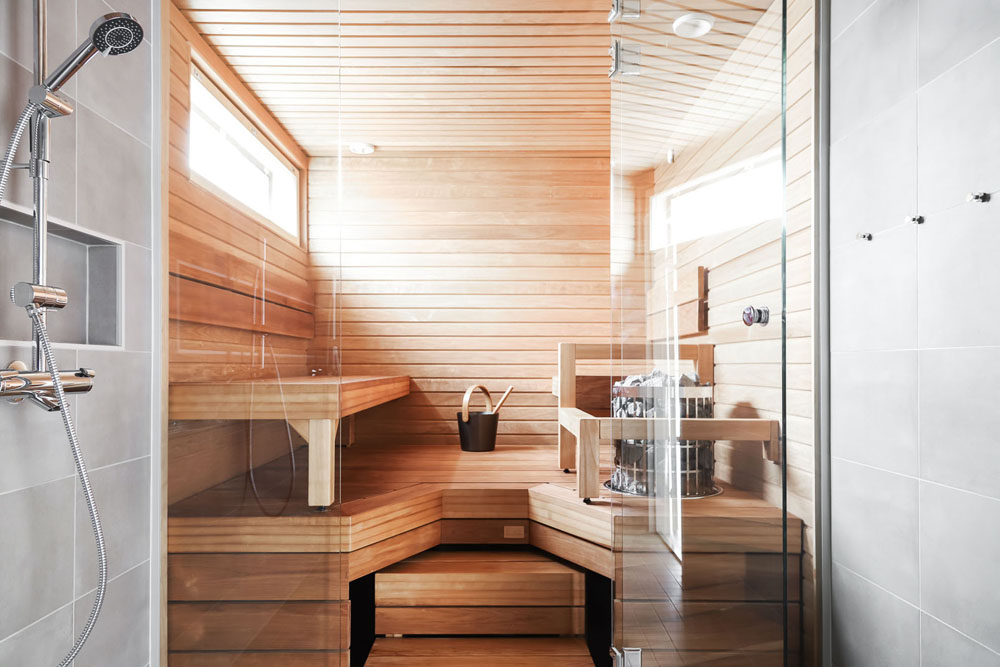Kaksikerroksinen talo: Kylpyhuoneessa on hiekansävyiset laatat luovat pehmeyttä koville laattapinnoille.