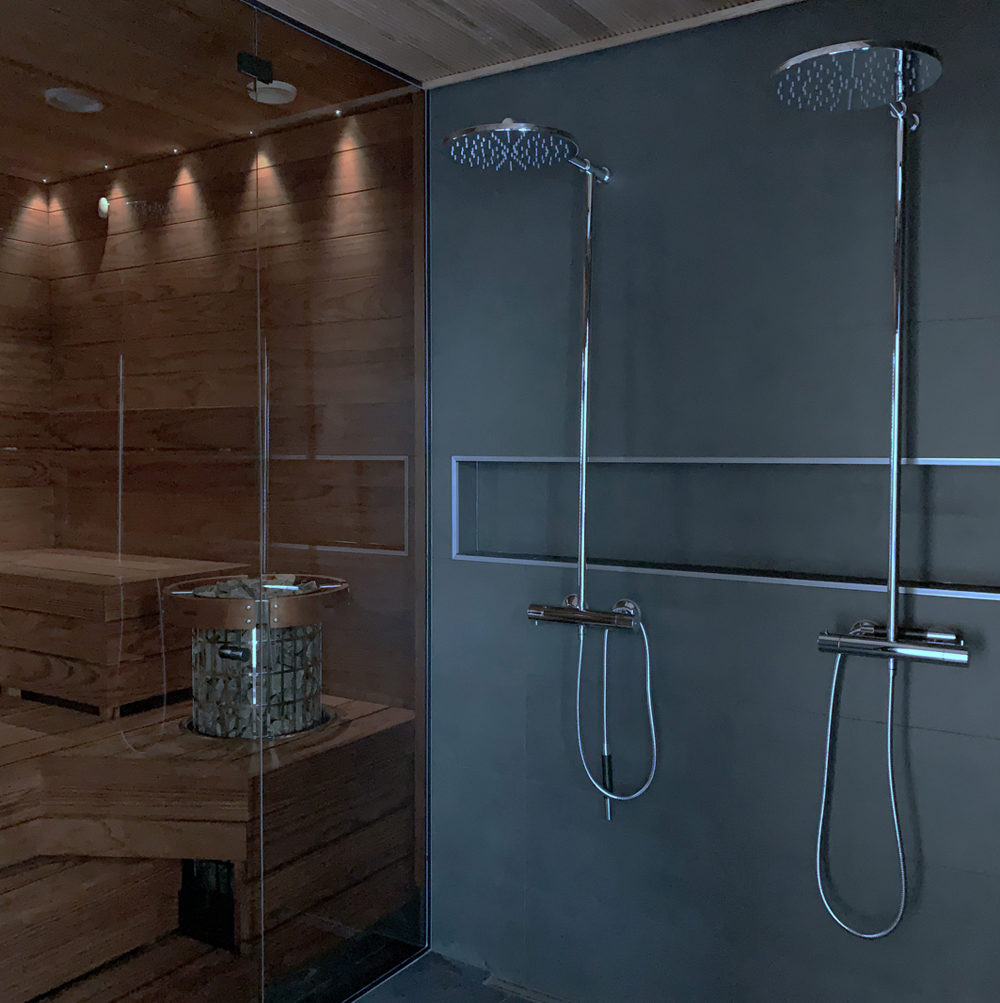 Sauna: Kylpyhuoneessa on mustat laatat.