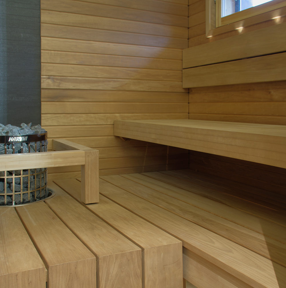 Kaksikerroksinen omakotitalo: Saunan ja kylpyhuoneen paneelien sävyksi on valittu lämpökäsitelty haapa.