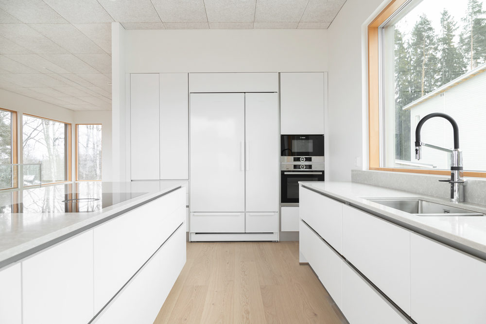 Arkkitehdin suunnittelema koti: Kun vetimet puuttuvat ovista ja laatikoista, keittiöstä tulee linjakas.
