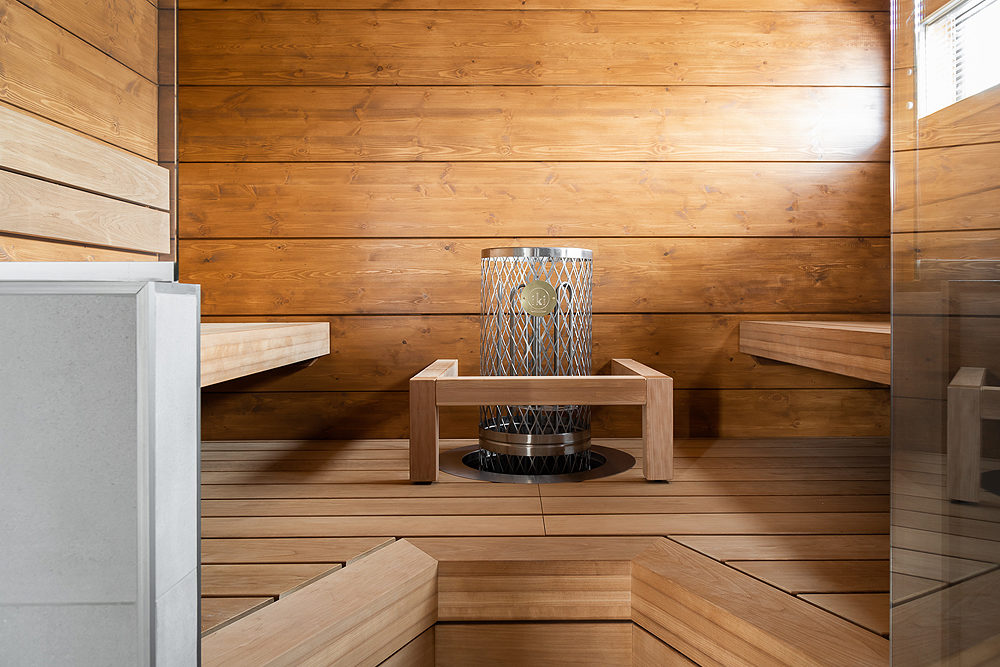 Moderni hirsitalo, sauna: Massiiviset hirsiseinät ja – paneelit luovat saunaan jyhkeän tunnelman.
