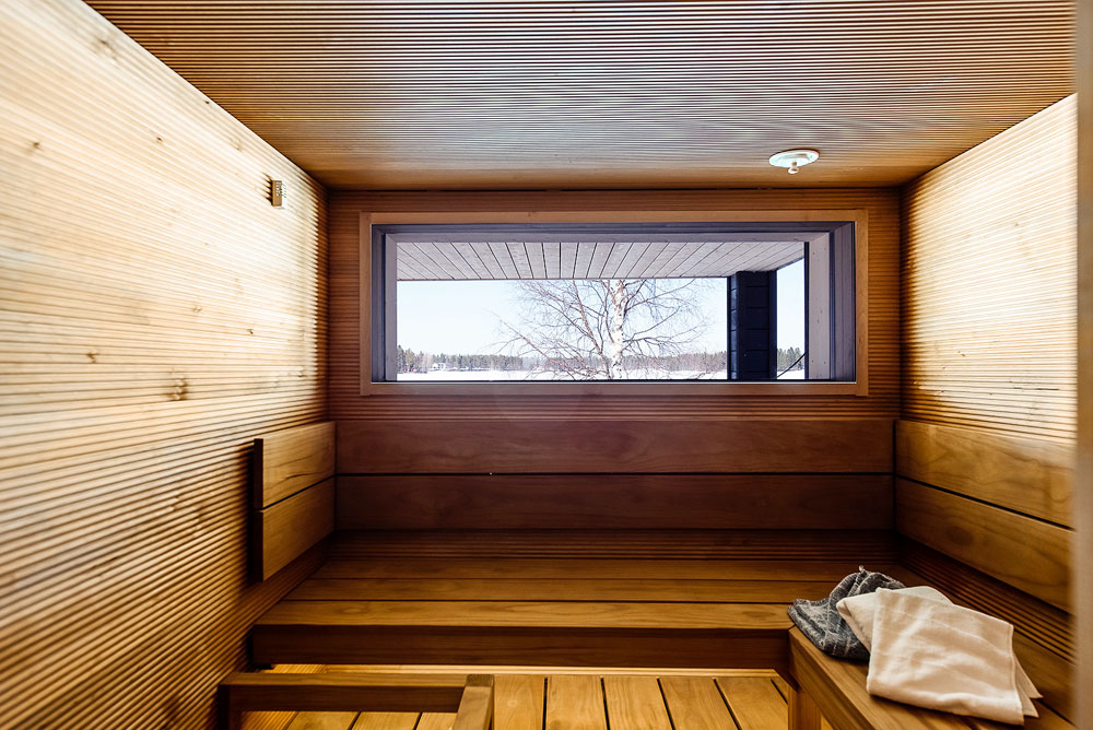Saunan hoito - saunan suunnittelu: Saunassa on ikkuna. Seinät ovat sormipaneelia.