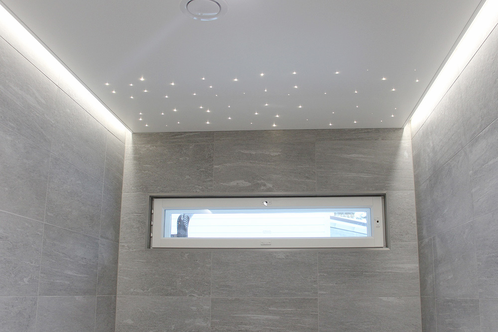 Yksilöllinen muuttovalmis omakotitalo: Kylpyhuoneen valaisevat led-nauhat ja “tähtitaivasta”
