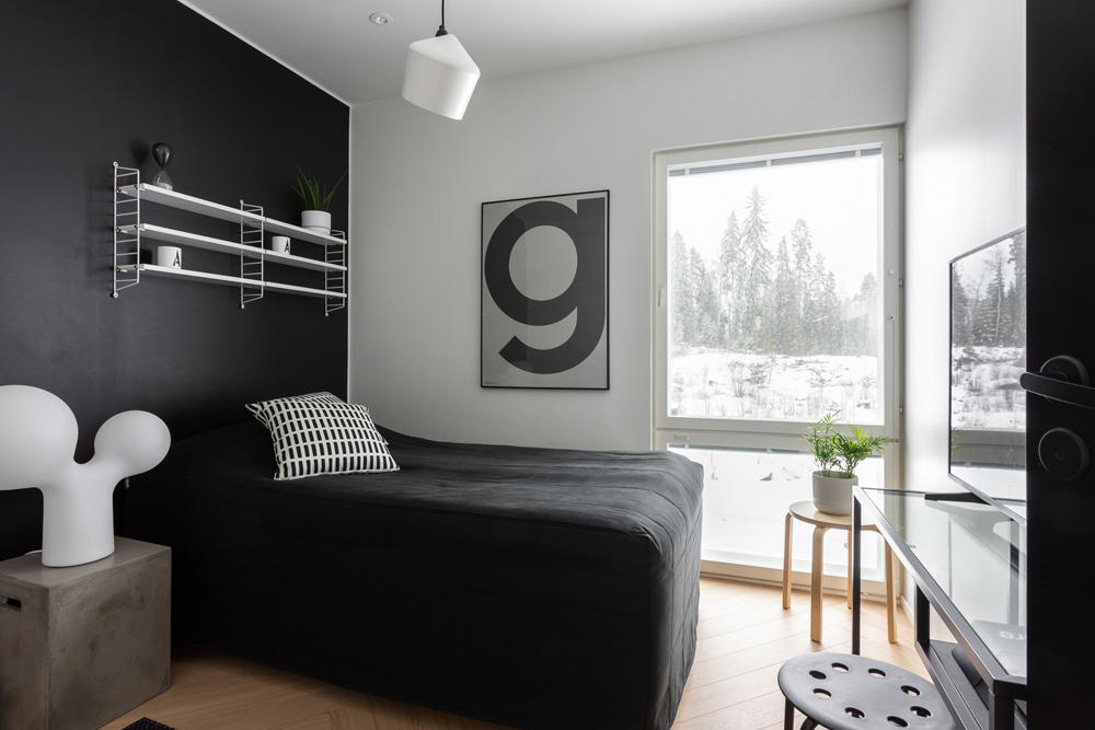 Taloesittely kaksikerroksinen puutalo Tampere - makuuhuoneessa on musta sängyn tausta seinä