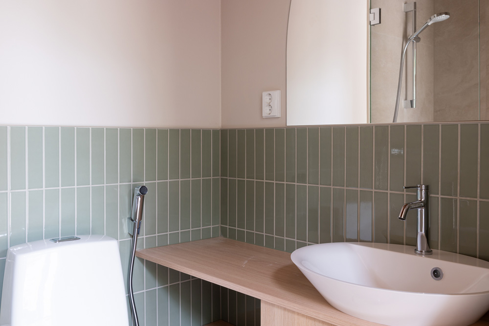 Alakerrassa sijaitsee lisäksi suihkullinen WC, jonka ilmettä pehmentävät kauniit laattapinnat.